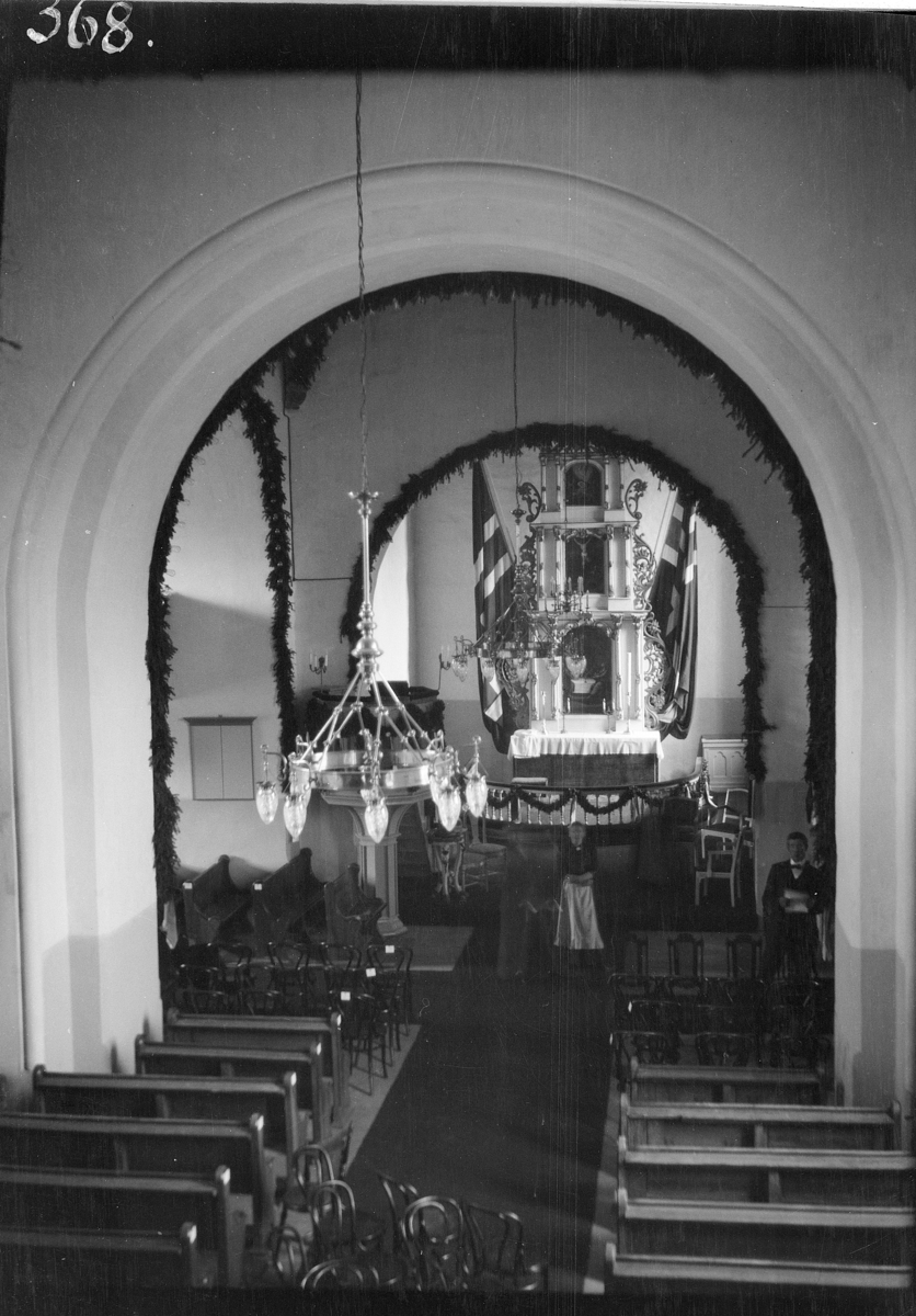 Eidsvoll, folkefest, grunnloven 100 år, 17.mai 1914. Eidsvoll kirke, interiør, altertavle pyntet med norske flagg.