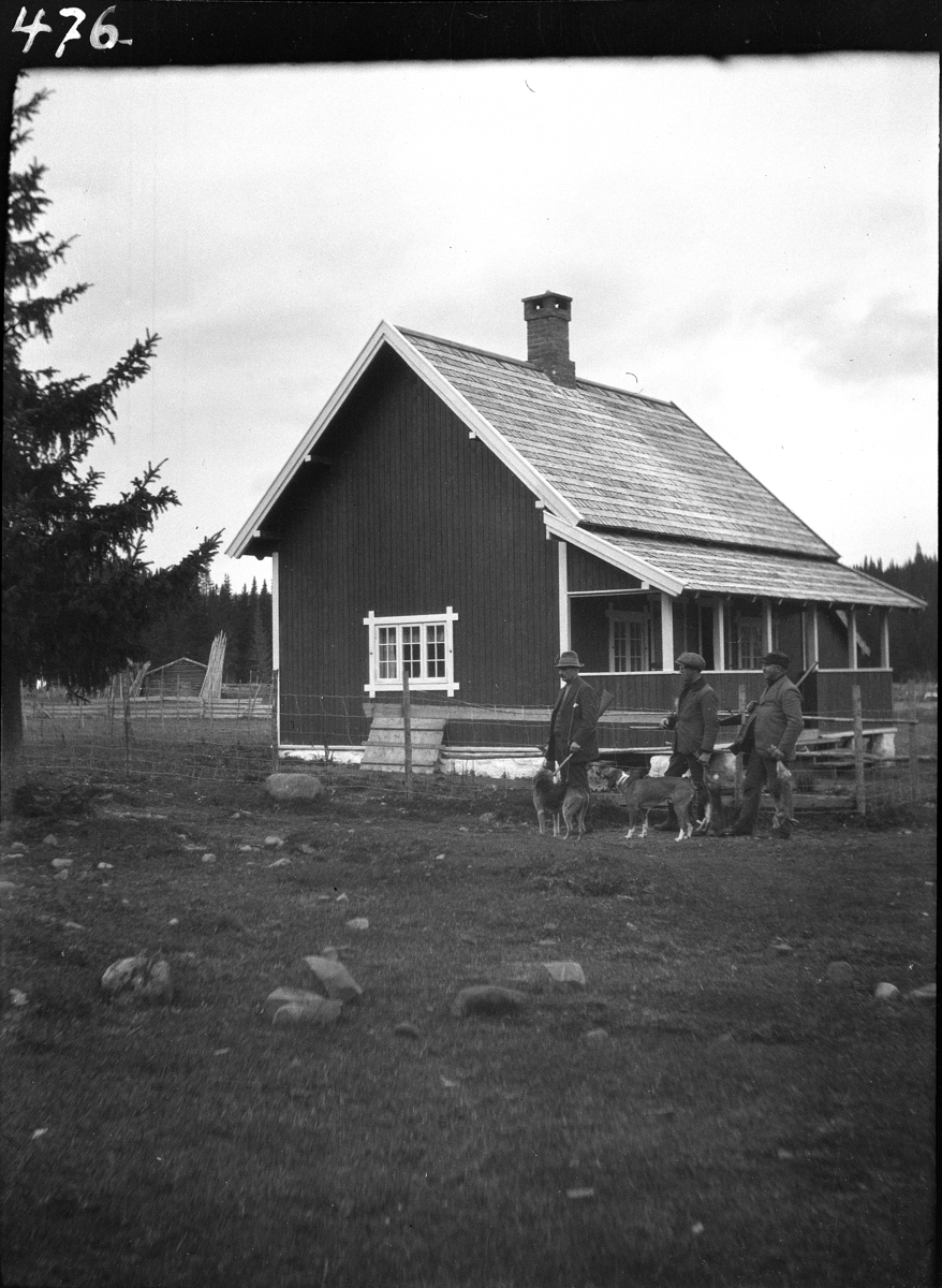 Vang H, Vang Almenning,  Bolsdalen i Åstadalen, Vestre Disen seter, Karl Andreas Diesen med venner på harejakt med hunder