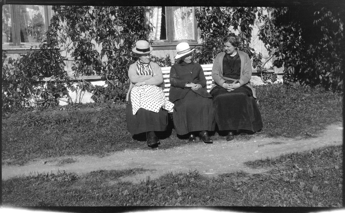 Dørum, familiegruppe 3, søstre, ukjente.