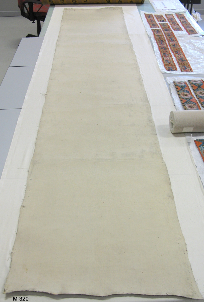Bonadsmåleri på grövre tuskaftvävt linnetyg med målning i tempera - pigment, ägg och ev mjöl (Nyström 2012:150-151). Motiven ett tiotal scener ur Gamla testamentet, bl a Adam och Eva, Simson och lejonet, i två rader ovanpå varandra med motiven åtskiljda av kollonner och arkitektur. I bård mellan raderna märkningen "Anno 1816".
Hela bonaden är troligen under 1900-talet helt upplimmad mot ett vitt linnetyg. 

Inskrivet i huvudkatalogen 1886.