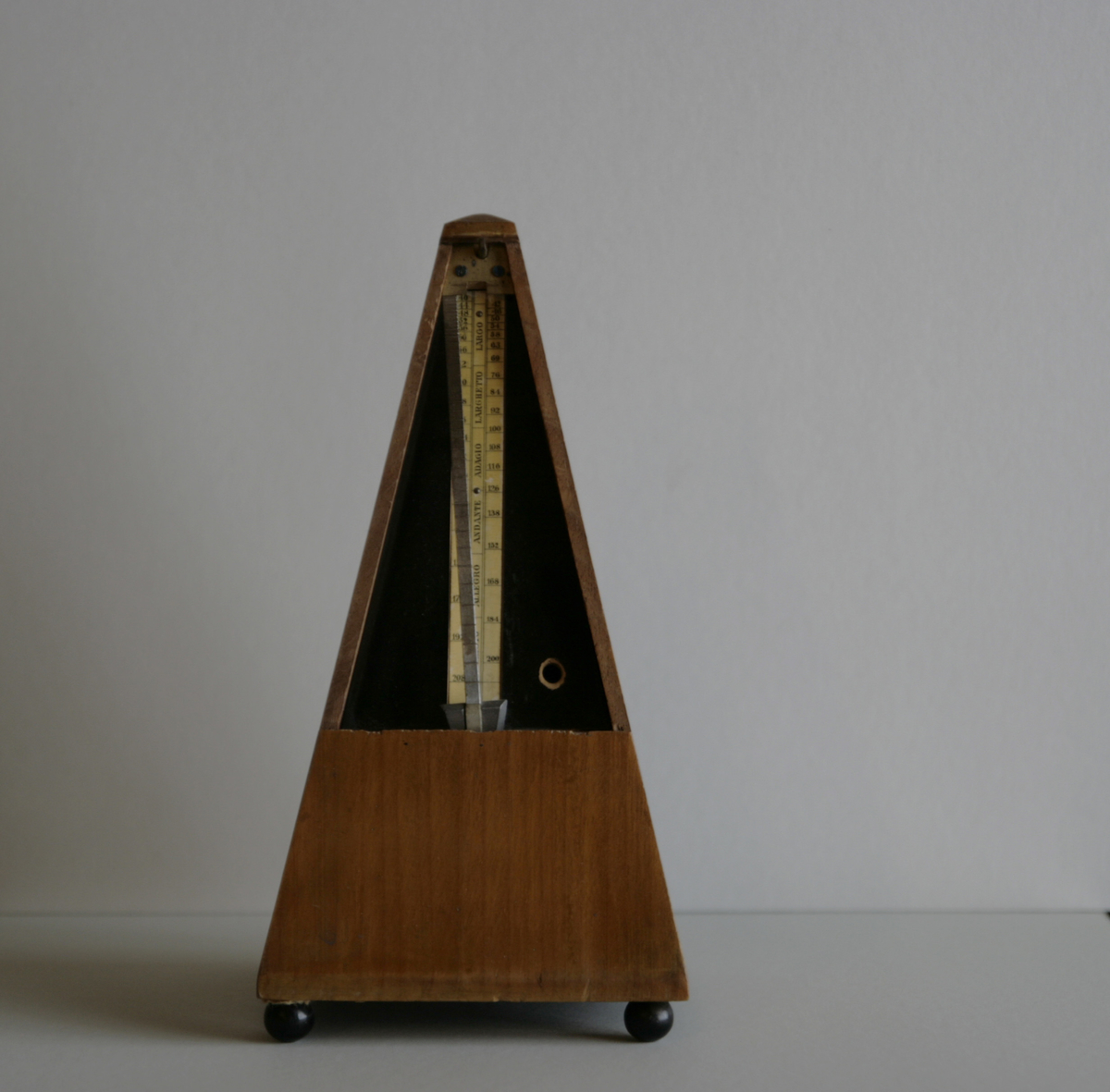Pyramideformet metronom i mahogny.