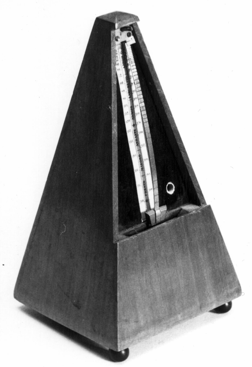 Pyramideformet metronom i mahogny.