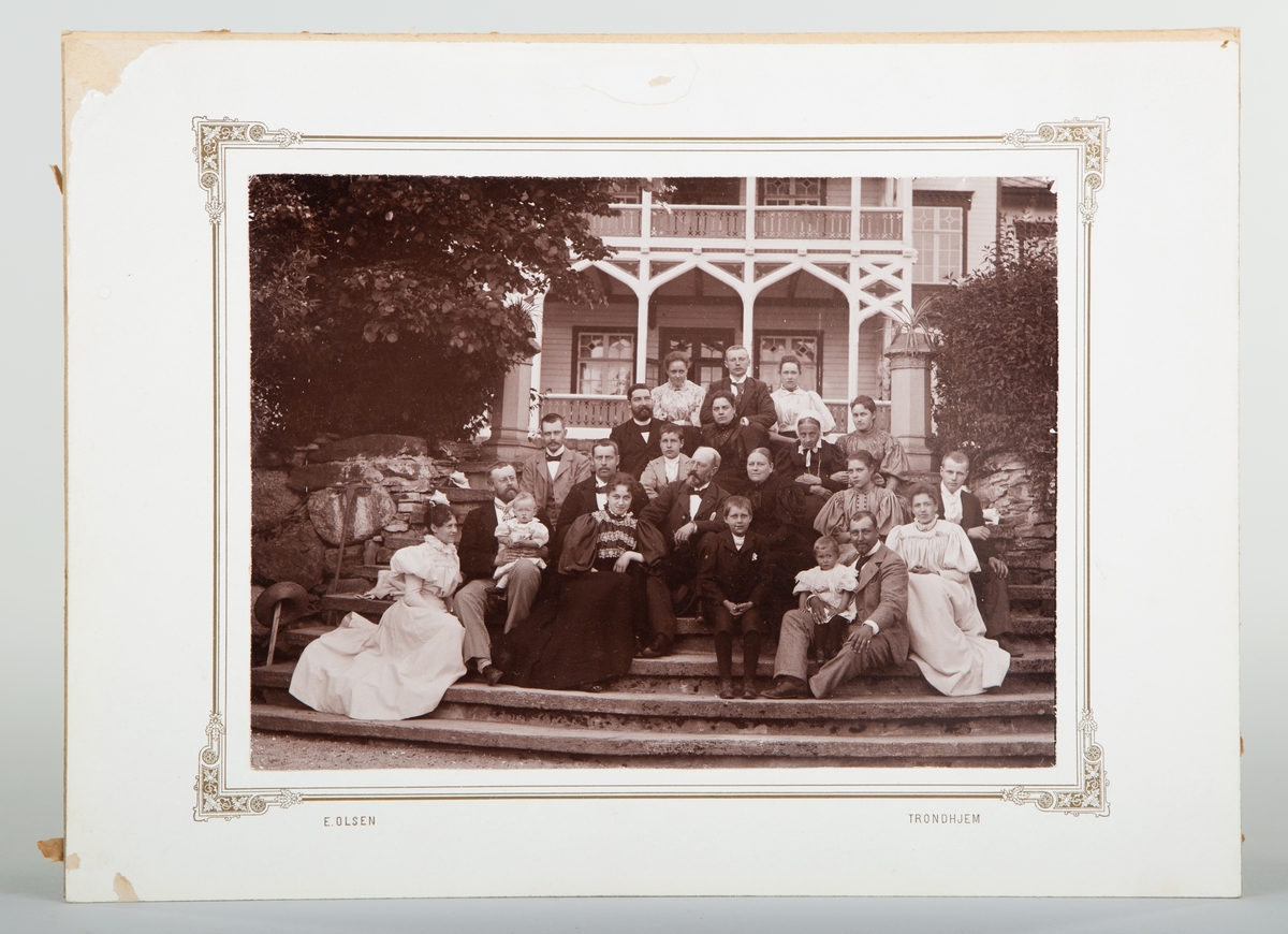 Fotografi av familien Bachke tatt i forbindelse med Anton Sophus Bachkes 60. års dag 21.juni 1896. Hele familen er samlet på trappa foran Hovedbygningen på Ringve gård. Anton Sophus og Barbara i midten.