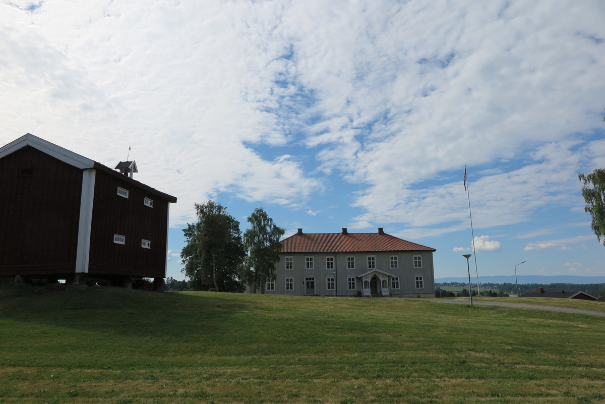 Klokketårnet på Vang prestegård har enkelt saltak og står på stabburet. Tårnet har en værhane med påskriften «R.L.J 1732». Tårnet er i middels stand.