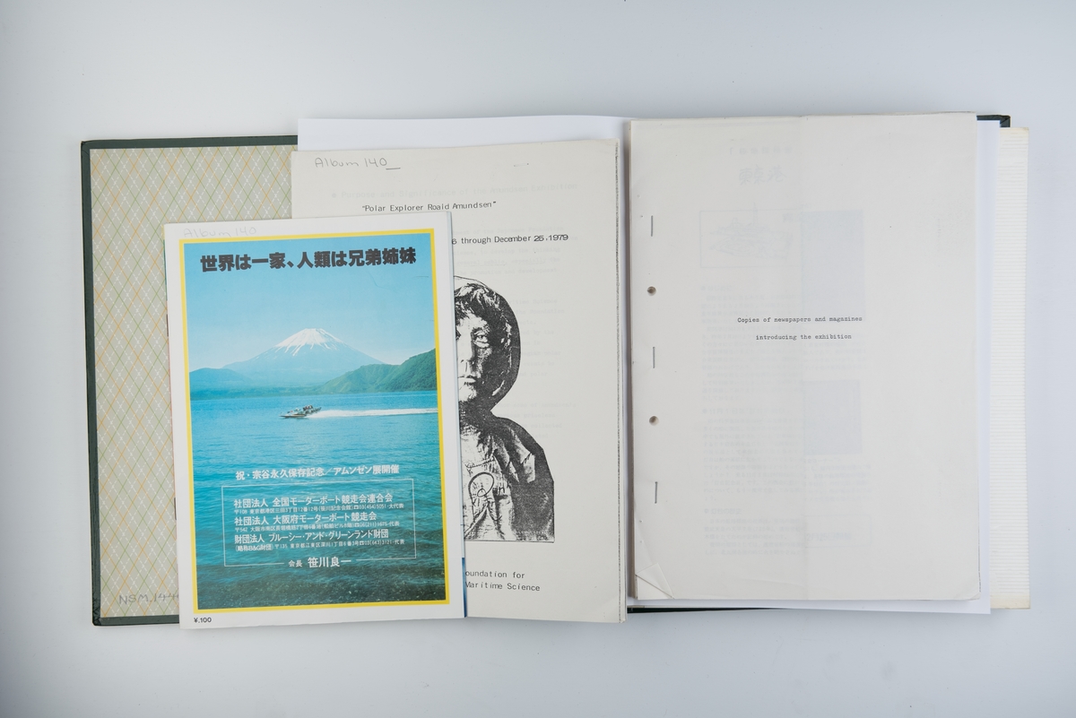 Album med fotografier fra Amundsenutstilling i Tokyo i 1979-1980.