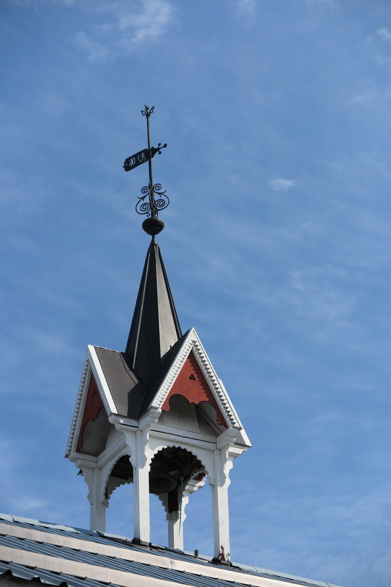 Klokketårnet på Tronhus er i sveitserstil med kryssformet saltak med kjegleformet midtparti. Tårnet er i god stand, og står på låven. Låven ble bygget 1880-1885, men tårnet ble satt opp først i år 2000. Det er usikkert om det har vært klokketårn på gården tidligere.