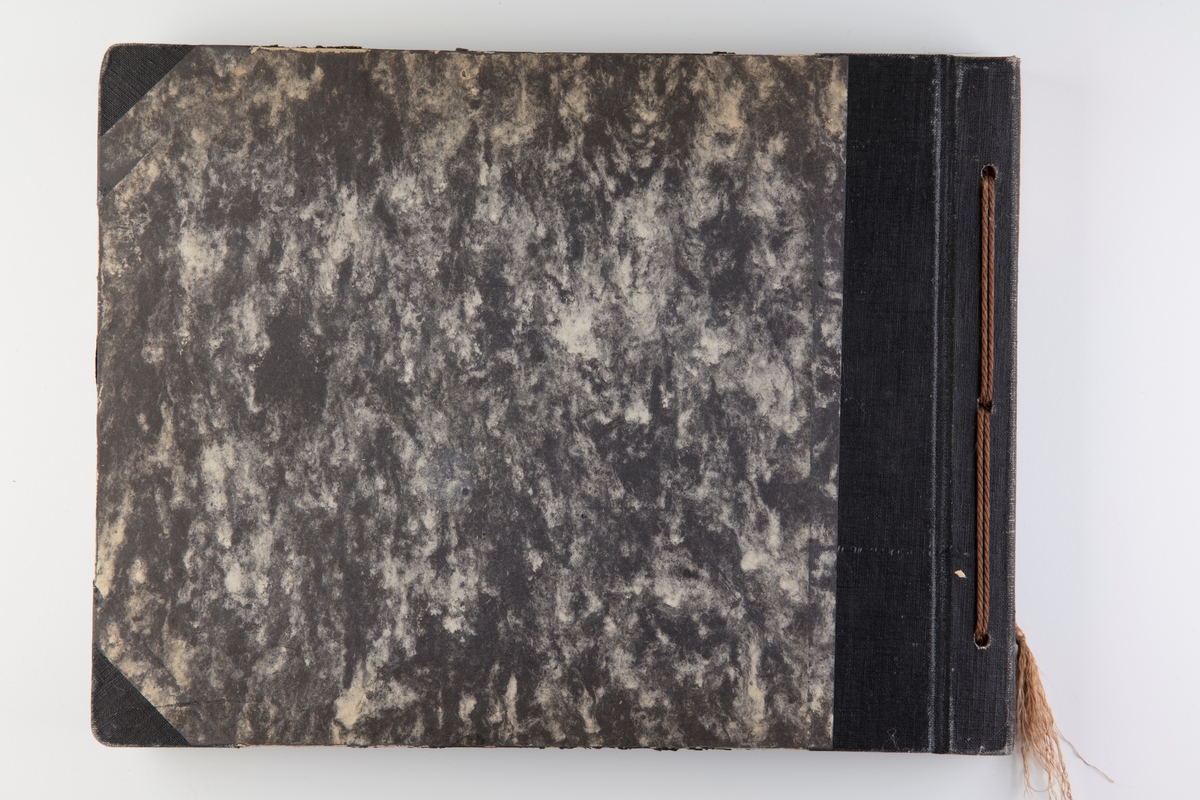 Album med fotografier av seilbåter fra regattaer i 1922-1924.