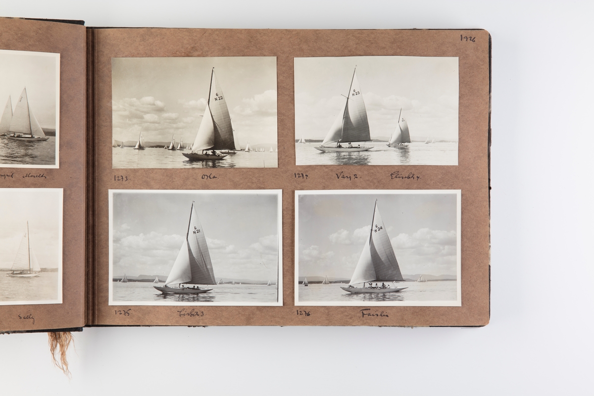 Album med fotografier av seilbåter fra regattaer i 1926.
