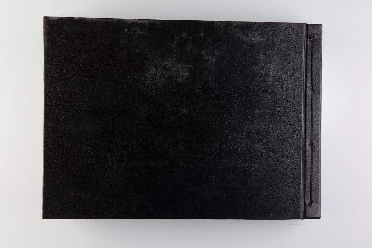 Album med fotografier av seilbåter fra regattaer i 1938-1939.