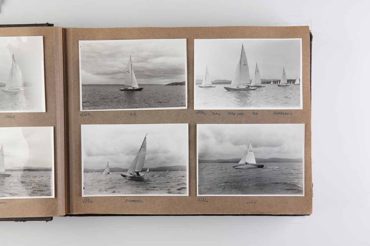 Album med fotografier av seilbåter fra regattaer i 1951-1953.