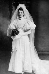 Dette er Anna Dorothea Heyerdahl f. 1874 Kristiansund. Hun v