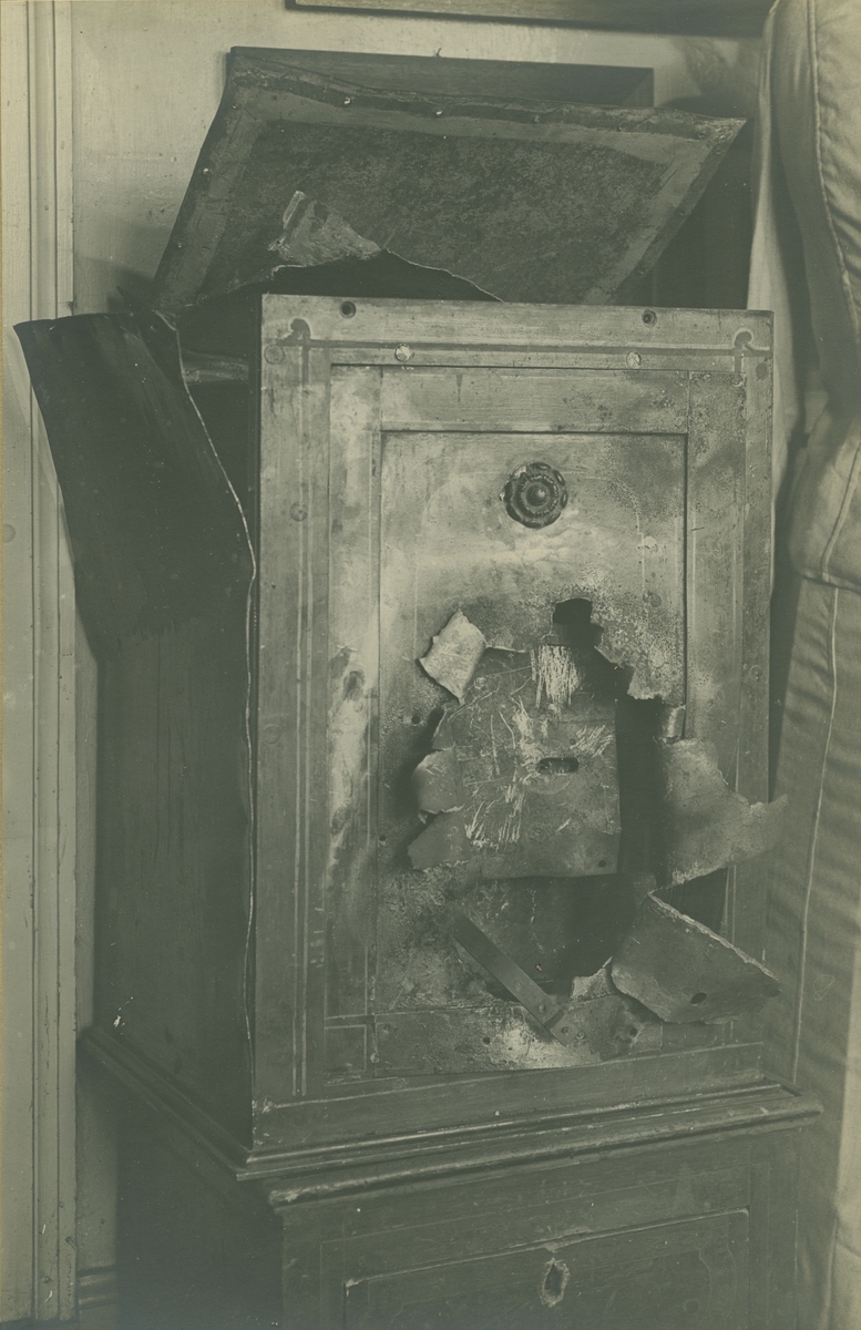 Museumsutstilling som viser sprengt pengeskap, våpen, gjenstander benyttet til mord, forbryterportretter, innbruddsverktøy, "Lorentz-banden" og deres verktøy.