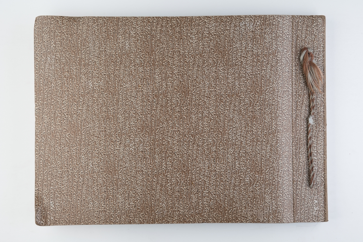 Album med fotografier av sportsseilere og miljøet omkring dem 1953-1955. Fotografert av Grethe Bruu. Album nr. 3.