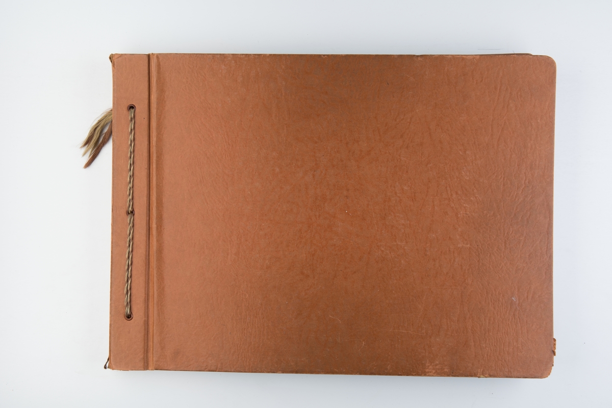 Album med fotografier av sportsseilere og miljøet omkring dem 1953-1955. Fotografert av Grethe Bruu. Album nr. 4.