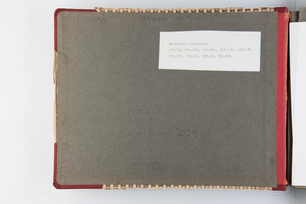 Album med fotografier av sportsseilere og miljøet omkring dem 1949-1951. Fotografert av Grethe Bruu. Album nr. 1.