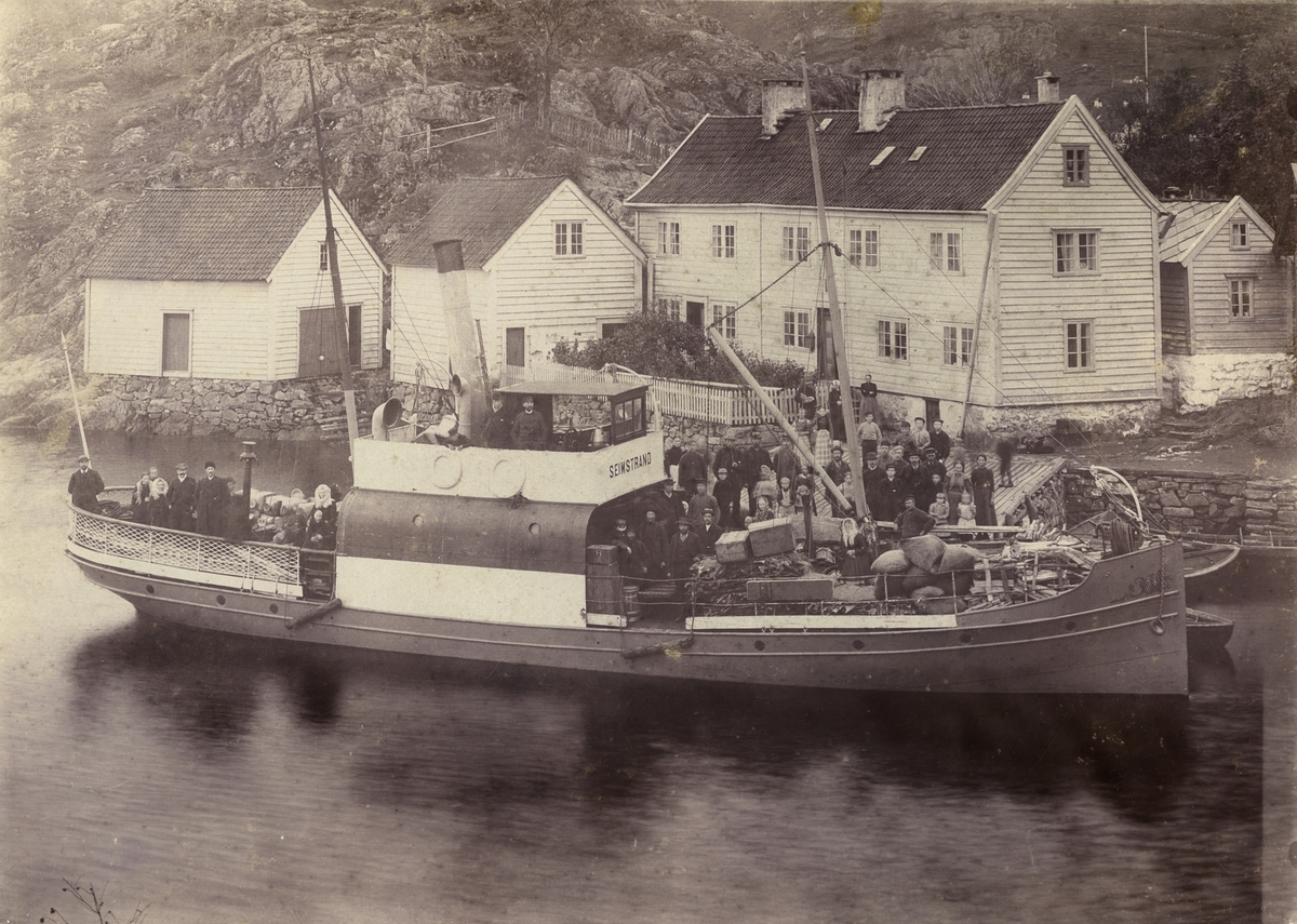 D/S Seimstrand med passasjerar ved kaia i Salhus.