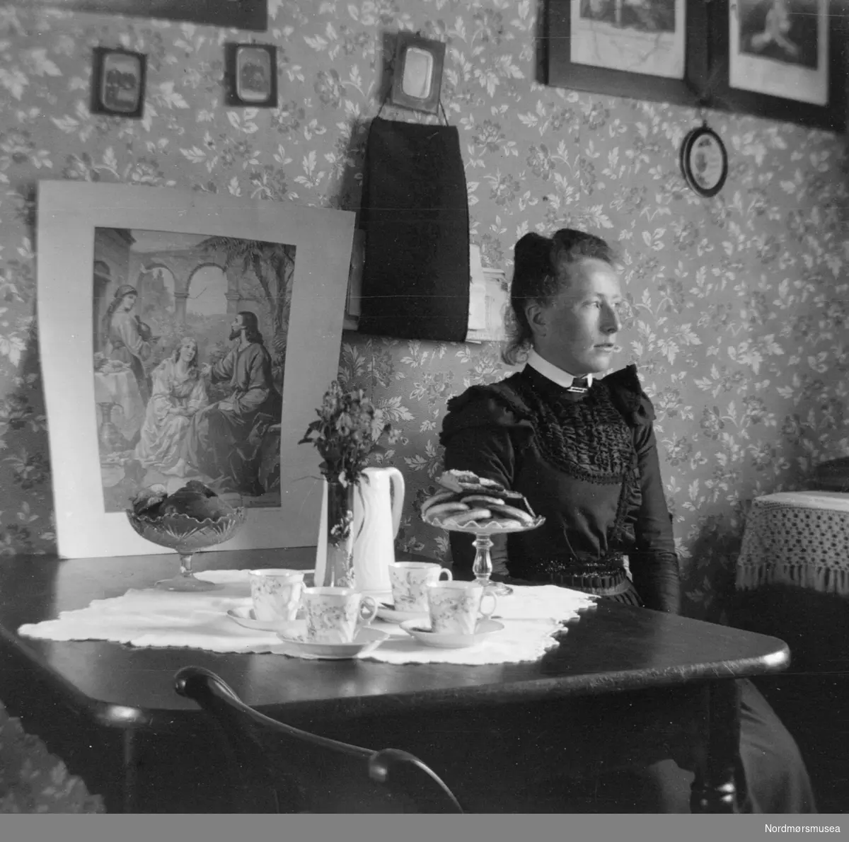 Portrett av en ukjent kvinne. Muligens fotografert hjemme hos Georg Sverdrup i Kristiansund. Fra Sverdrupsamlingen ved Nordmøre museums fotosamlinger.