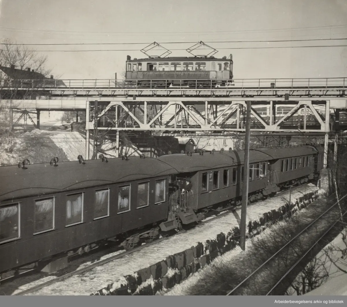 Østensjøbanen krysser Hovedbanen nedenfor Bryn stasjon. 1938