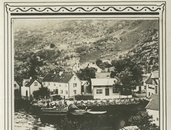 Ved kaia i Salhus, med Fossmarkhuset og Kalvik-huset, og gje