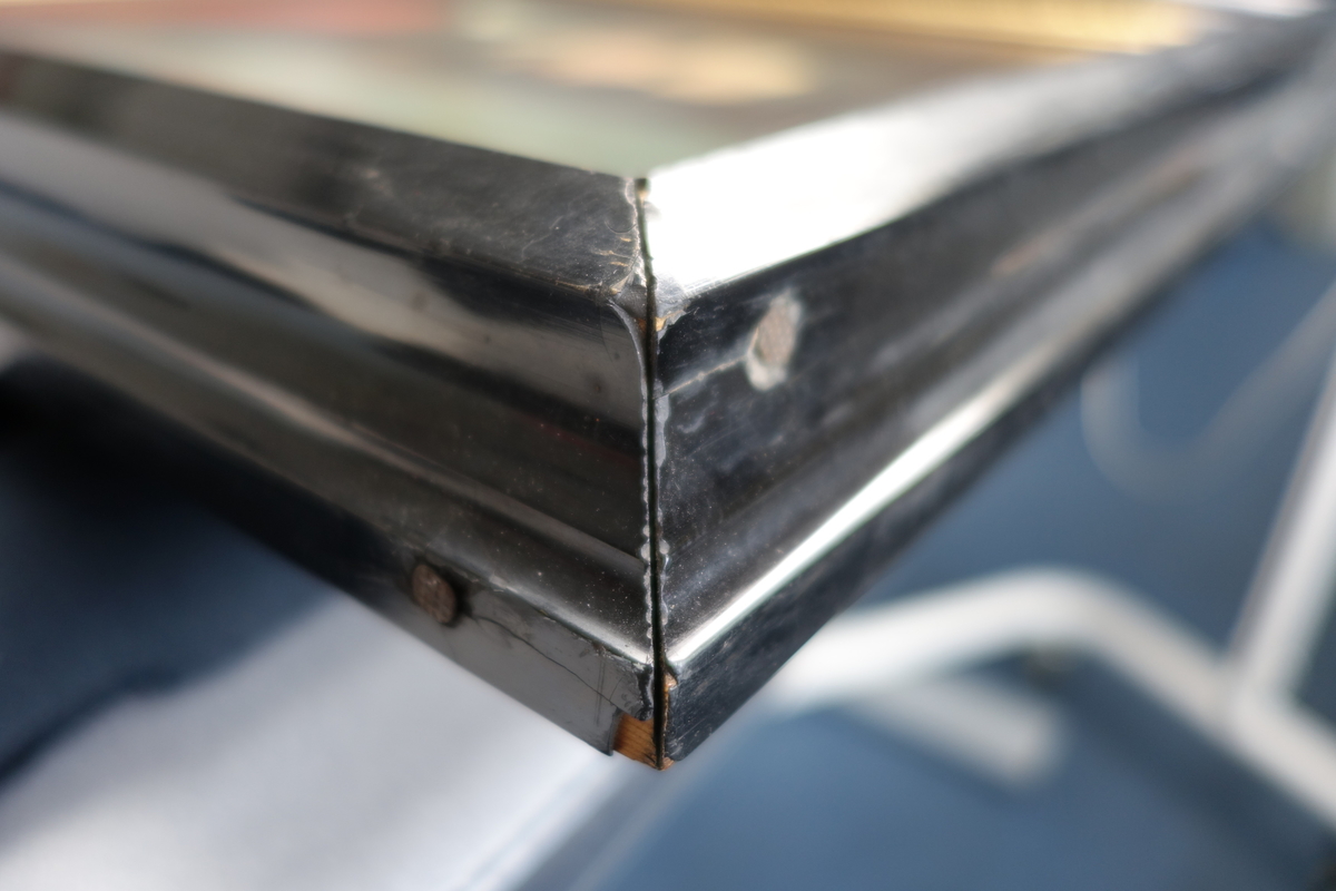 Portrett av Tordenskjold.
Portrettet har en svart ramme med en gullkant innerst. Portrettet har brun bakgrunn med et vindu på høyre side. hvor man kan se en seilbåt i bakgrunnen med et tydelig dansk flagg vaiende i vinden. Kroppen er vendt mot høyre, mens ansiktet ser rett fram. På dette bildet har Tordenskjold mørkt hår. Han har på seg en rød jakke med et hvitt, grått og blått midtstykke, og han har en medalje rundt halsen hengende i et blått bånd. Han har også en høyhalset hvit skjorte.