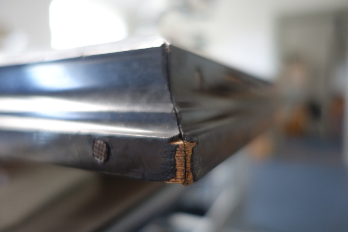 Portrett av Tordenskjold.
Portrettet har en svart ramme med en gullkant innerst. Portrettet har brun bakgrunn med et vindu på høyre side. hvor man kan se en seilbåt i bakgrunnen med et tydelig dansk flagg vaiende i vinden. Kroppen er vendt mot høyre, mens ansiktet ser rett fram. På dette bildet har Tordenskjold mørkt hår. Han har på seg en rød jakke med et hvitt, grått og blått midtstykke, og han har en medalje rundt halsen hengende i et blått bånd. Han har også en høyhalset hvit skjorte.