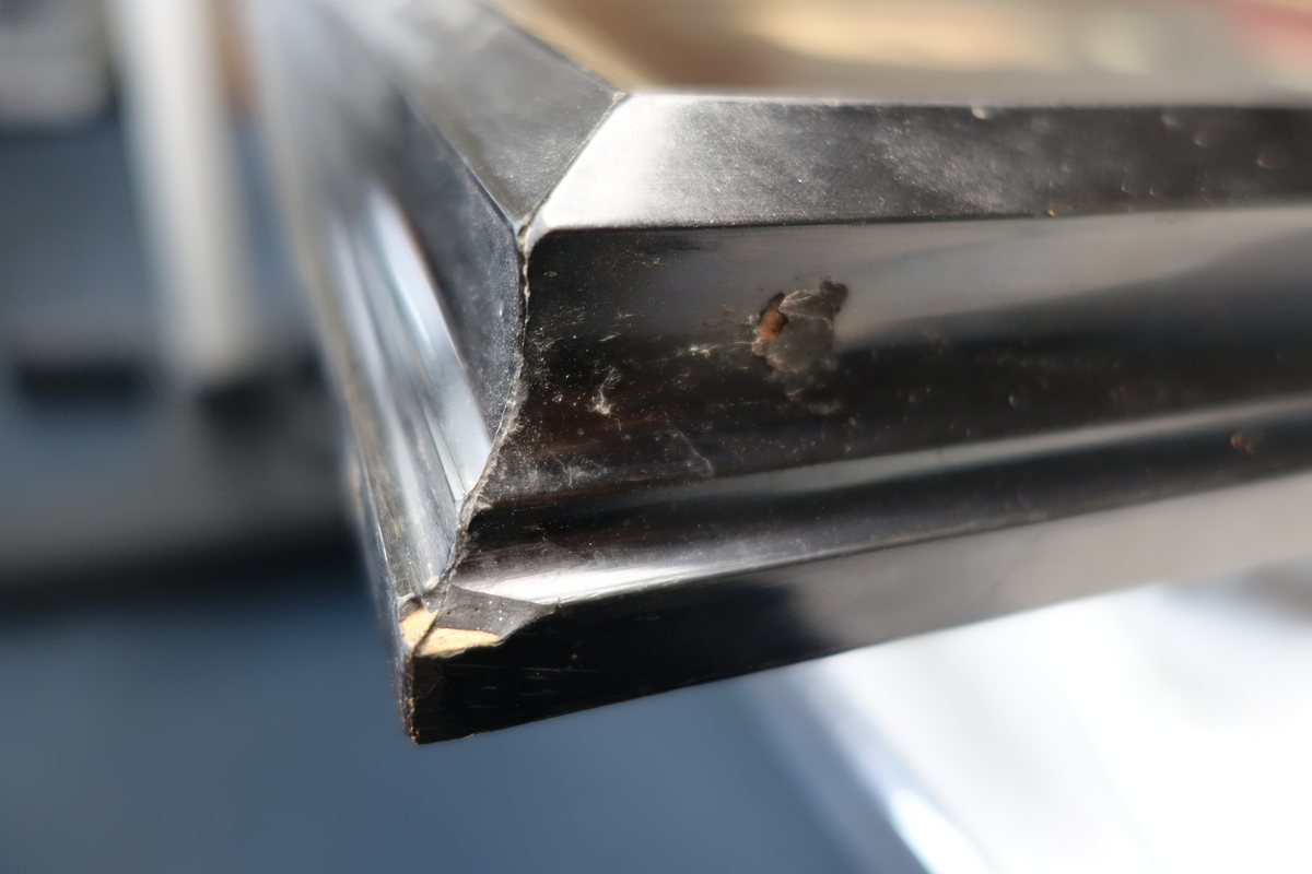 Portrett av Tordenskjold.
Portrettet har en svart ramme med en gullkant innerst. Portrettet har brun bakgrunn med et vindu på høyre side. hvor man kan se en seilbåt i bakgrunnen med et tydelig dansk flagg vaiende i vinden. Kroppen er vendt mot høyre, mens ansiktet ser rett fram. På dette bildet har Tordenskjold mørkt hår. Han har på seg en rød jakke med et hvitt, grått og blått midtstykke, og han har en medalje rundt halsen hengende i et blått bånd. Han har også en høyhalset hvit skjorte.