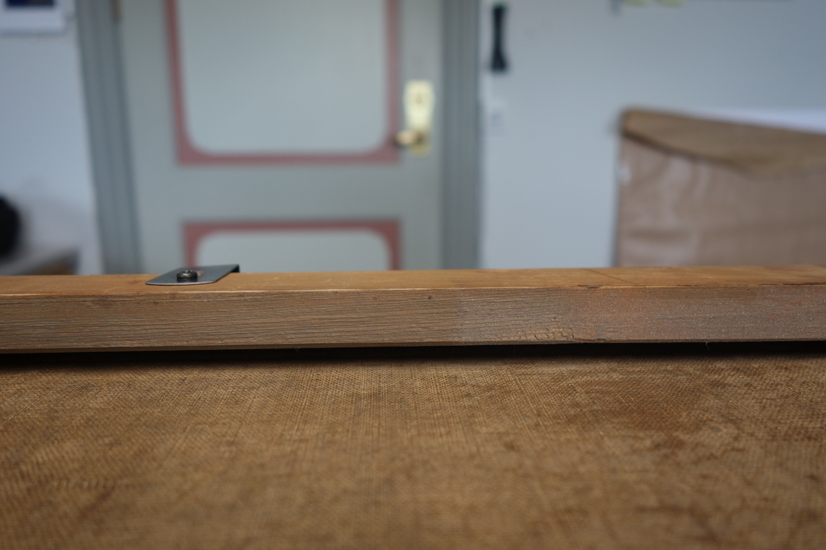 Portrett av Tordenskjold.
Portrettet har en svart ramme med en gullkant innerst. Portrettet har brun bakgrunn med et vindu på høyre side. hvor man kan se en seilbåt i bakgrunnen med et tydelig dansk flagg vaiende i vinden. Kroppen er vendt mot høyre, mens ansiktet ser rett fram. På dette bildet har Tordenskjold mørkt hår. Han har på seg en rød jakke med et hvitt, grått og blått midtstykke, og han har en medalje rundt halsen hengende i et blått bånd. Han har også en høyhalset hvit skjorte.