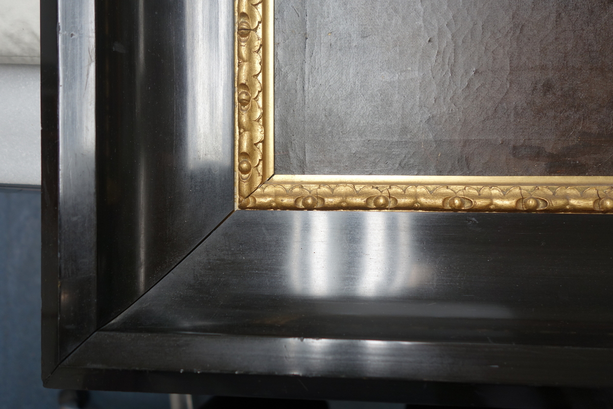 Portrett av Tordenskjold.
Portrettet har en svart ramme med en gullkant innerst. Portrettet har brun bakgrunn med et vindu på høyre side. hvor man kan se en seilbåt i bakgrunnen med et tydelig dansk flagg vaiende i vinden. Kroppen er vendt mot høyre, mens ansiktet ser rett fram. På dette bildet har Tordenskjold mørkt hår. Han har på seg en rød jakke med et hvitt, grått og blått midtstykke, og han har en medalje rundt halsen hengende i et blått bånd. Han har også en høyhalset hvit skjorte.