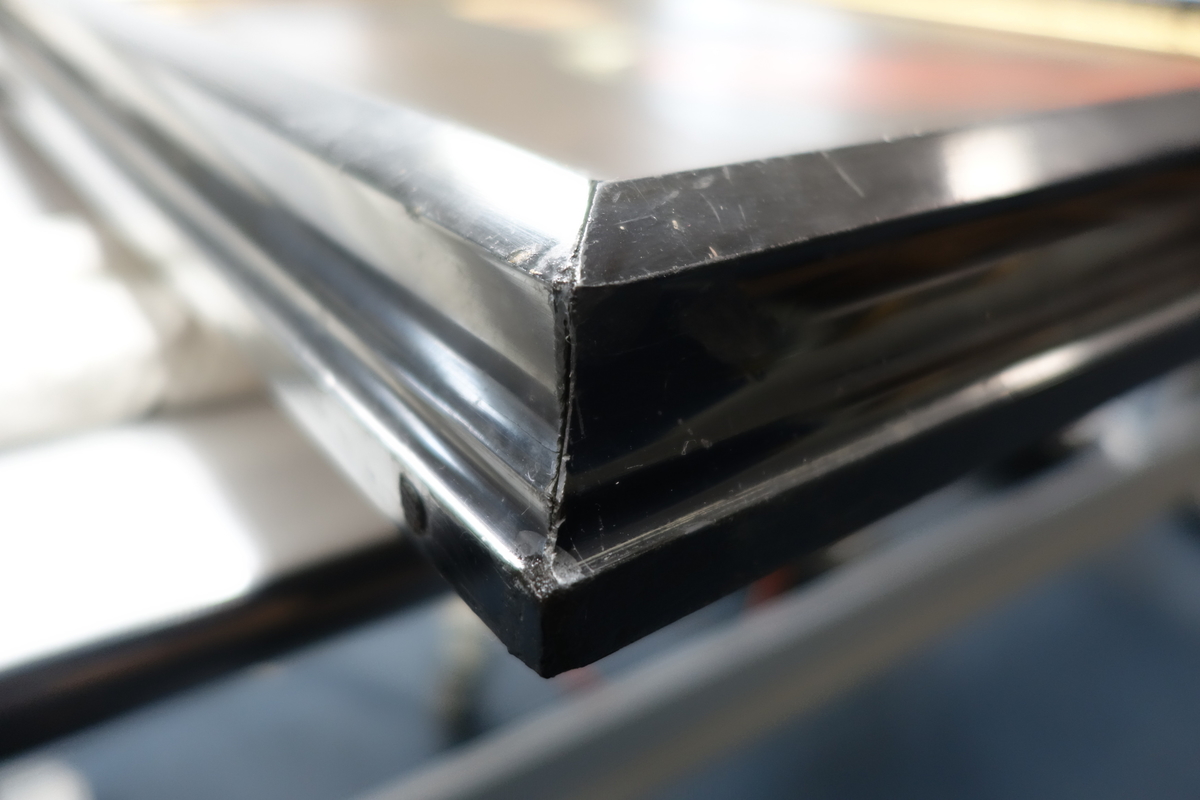 Portrett av Tordenskjold.
Portrettet har en svart ramme med en gullkant innerst. Portrettet har brun bakgrunn med et vindu på høyre side. hvor man kan se en seilbåt i bakgrunnen med et tydelig dansk flagg vaiende i vinden. Kroppen er vendt mot høyre, mens ansiktet ser rett fram. På dette bildet har Tordenskjold mørkt hår. Han har på seg en rød jakke med et hvitt, grått og blått midtstykke, og han har en medalje rundt halsen hengende i et blått bånd. Han har også en høyhalset hvit skjorte.