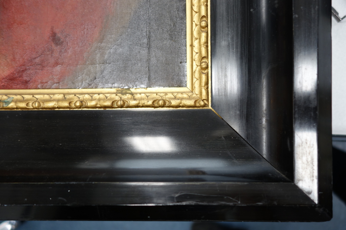 Portrett av Tordenskjold.
Portrettet har en svart ramme med en gullkant innerst. Portrettet har brun bakgrunn med et vindu på høyre side. hvor man kan se en seilbåt i bakgrunnen med et tydelig dansk flagg vaiende i vinden. Kroppen er vendt mot høyre, mens ansiktet ser rett fram. På dette bildet har Tordenskjold mørkt hår. Han har på seg en rød jakke med et hvitt, grått og blått midtstykke, og han har en medalje rundt halsen hengende i et blått bånd. Han har også en høyhalset hvit skjorte.