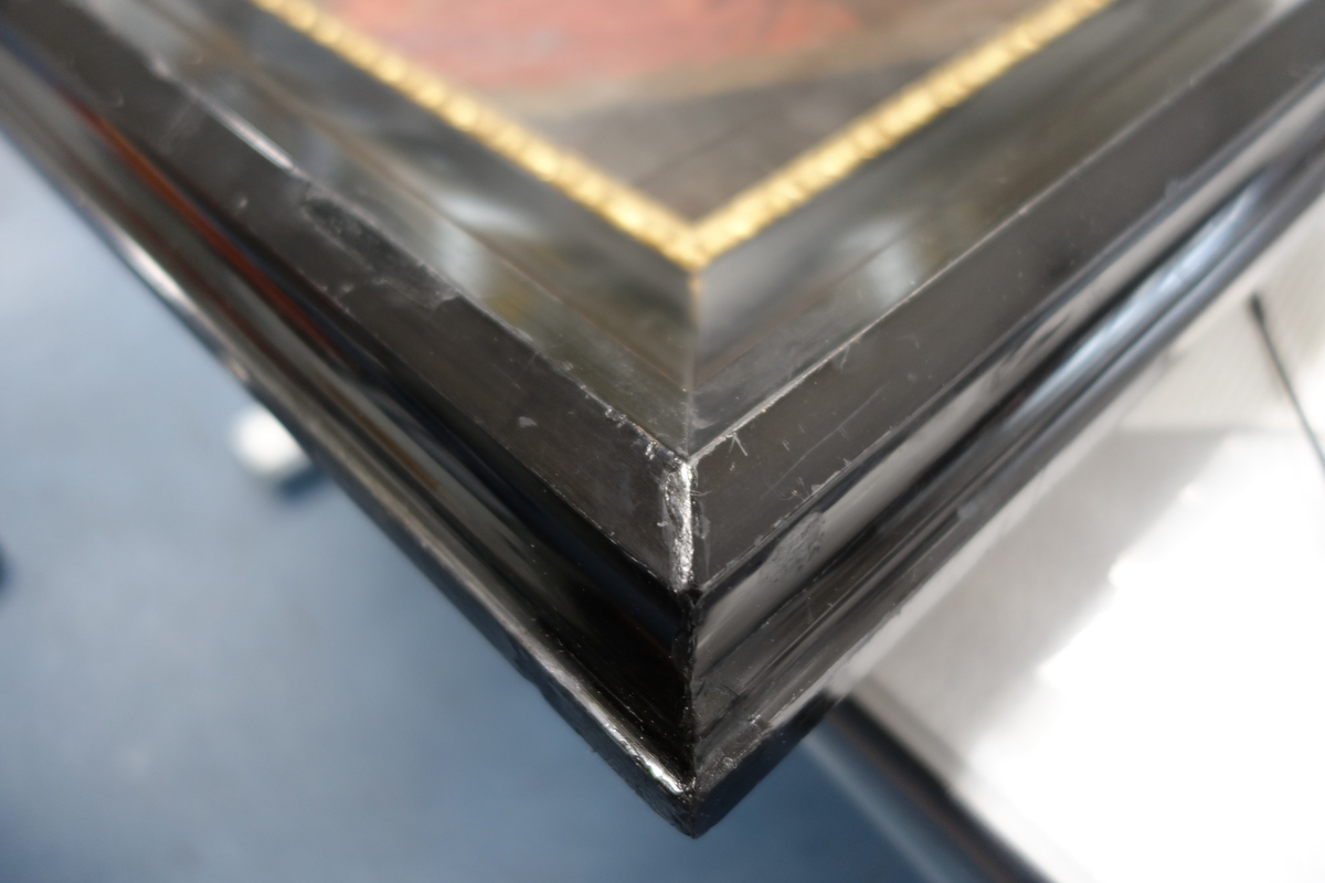 Portrett av Tordenskjold.
Portrettet har en svart ramme med en gullkant innerst. Portrettet har brun bakgrunn med et vindu på høyre side. hvor man kan se en seilbåt i bakgrunnen med et tydelig dansk flagg vaiende i vinden. Kroppen er vendt mot høyre, mens ansiktet ser rett fram. På dette bildet har Tordenskjold mørkt hår. Han har på seg en rød jakke med et hvitt, grått og blått midtstykke, og han har en medalje rundt halsen hengende i et blått bånd. Han har også en høyhalset hvit skjorte.