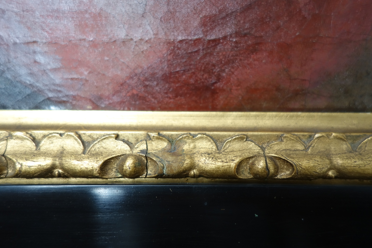 Portrett av Tordenskjold.
Portrettet har en svart ramme med en gullkant innerst. Portrettet har brun bakgrunn med et vindu på høyre side. hvor man kan se en seilbåt i bakgrunnen med et tydelig dansk flagg vaiende i vinden. Kroppen er vendt mot høyre, mens ansiktet ser rett fram. På dette bildet har Tordenskjold mørkt hår. Han har på seg en rød jakke med et hvitt, grått og blått midtstykke, og han har en medalje rundt halsen hengende i et blått bånd. Han har også en høyhalset hvit skjorte.