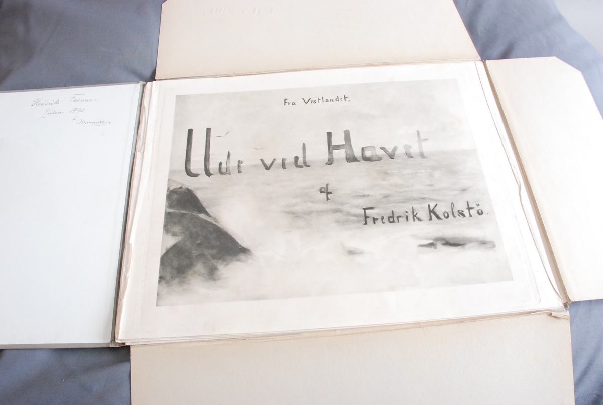 Mappe med 10 tegninger av Fredrik Kolstø. 9 av dem har påtrykket Photogravure Paulussen, Wien. De samme 9 har tittel under motivet. Tegningene er i svart/hvitt.