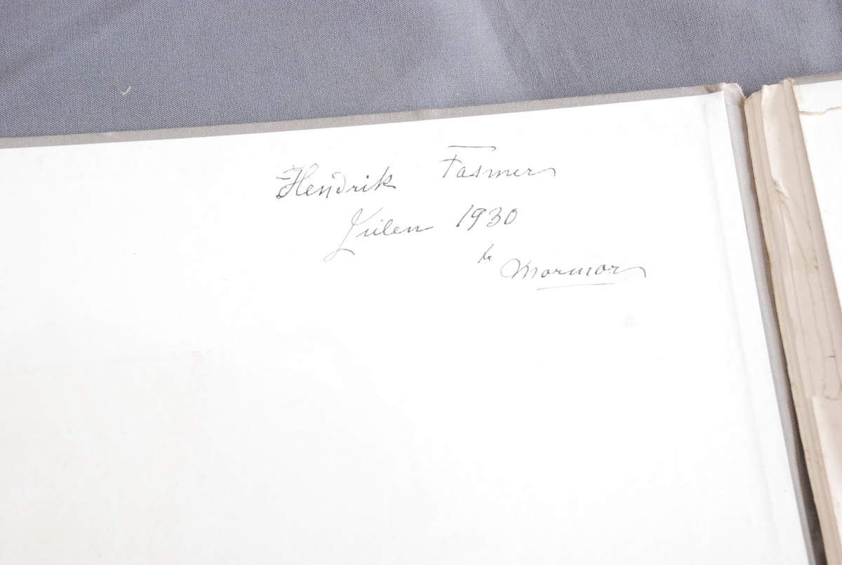 Mappe med 10 tegninger av Fredrik Kolstø. 9 av dem har påtrykket Photogravure Paulussen, Wien. De samme 9 har tittel under motivet. Tegningene er i svart/hvitt.