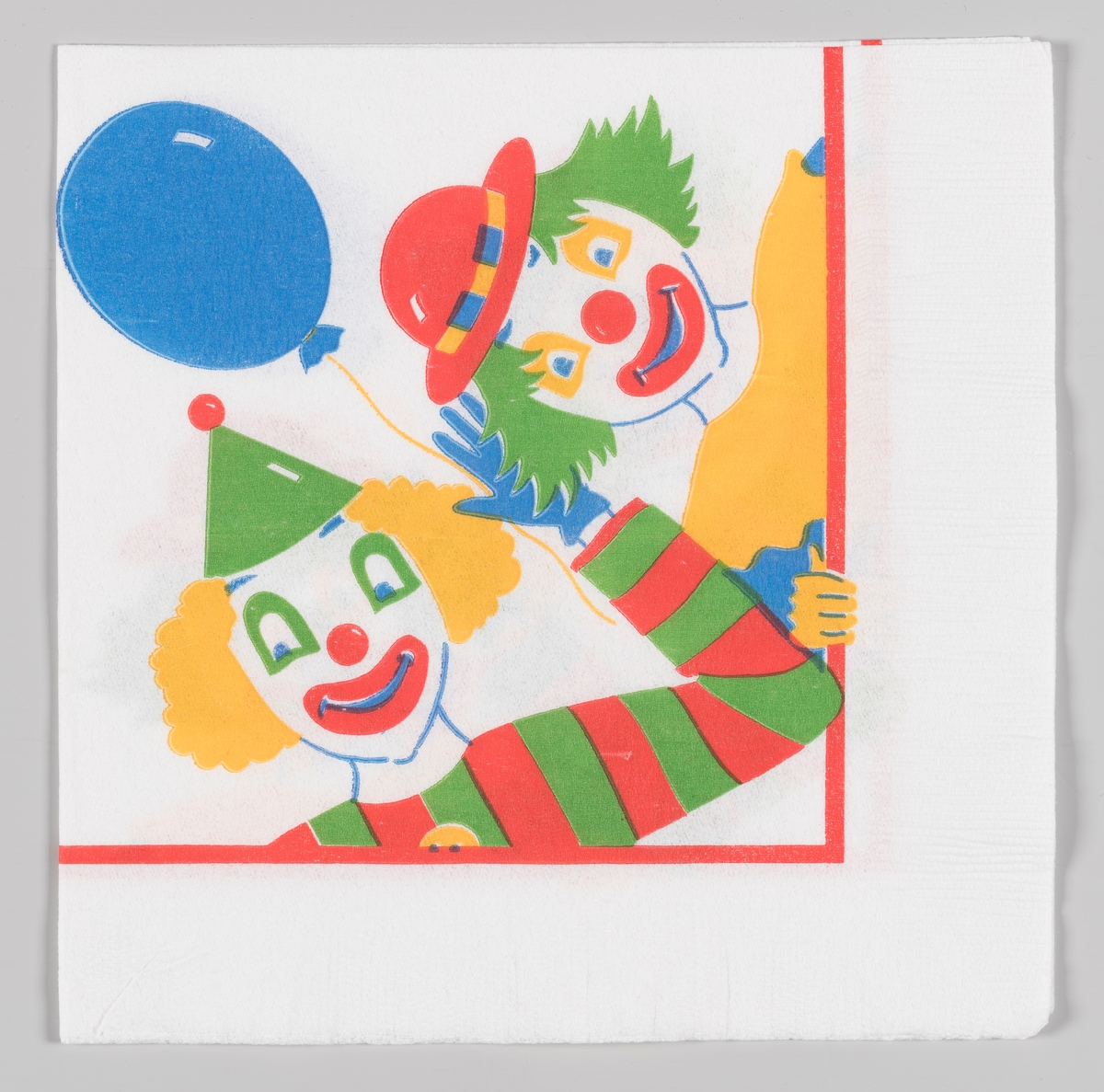 To fargerike klovner og en blå ballong.