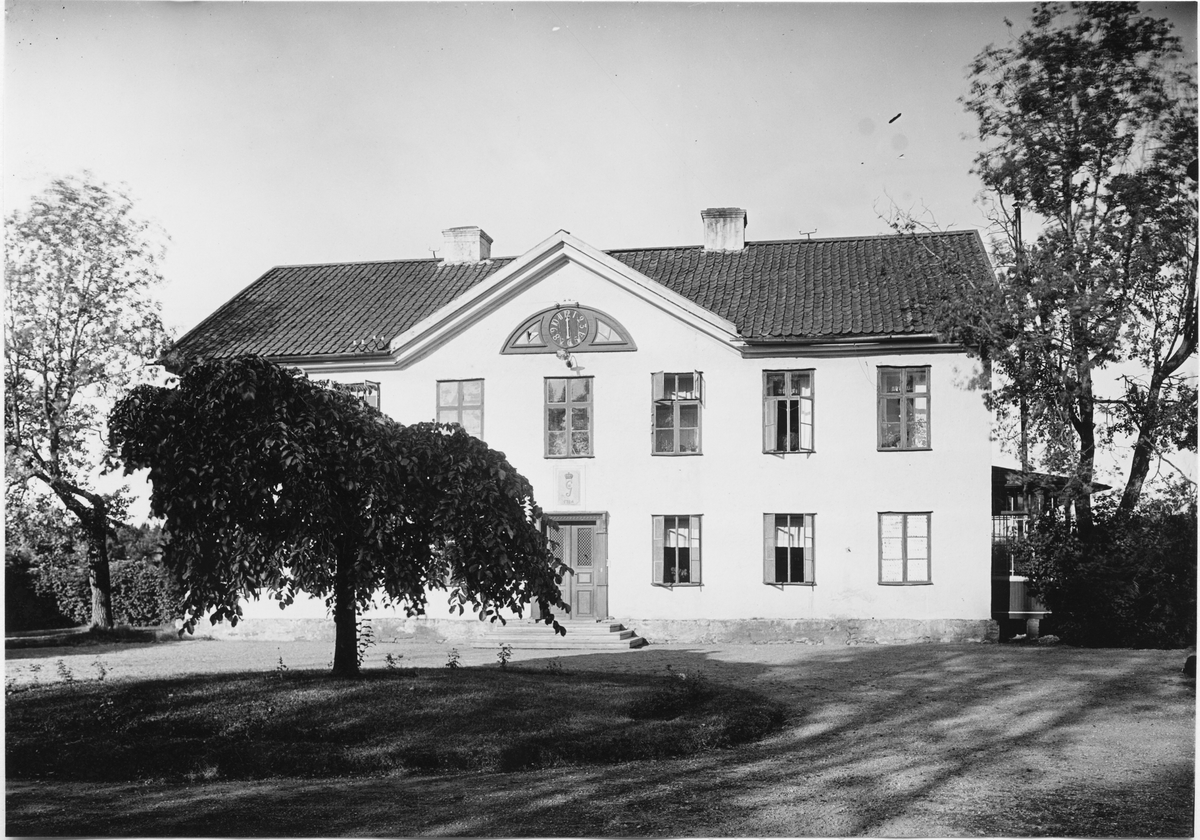 Ädelfors Bruksherrgård. Vid fotograferingstillfället vilohem för lindrigt bröstsjuka. Över dörren stentavla med Gustaf III:s namnchiffer och årtalet 1784.