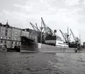 Lastångfartyget BURGUNDIA av Göteborg vid Packhuskajen i Göteborg 1940.