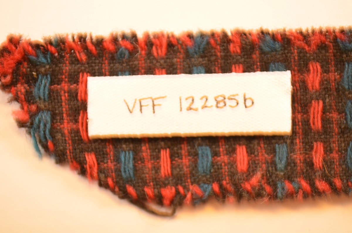 Stoffbitar, seks forskjellige bitar av ruta ulltøy. A, b,c,d,e,f.