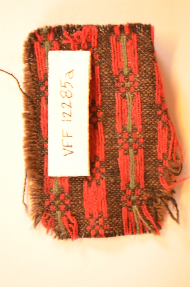 Stoffbitar, seks forskjellige bitar av ruta ulltøy. A, b,c,d,e,f.