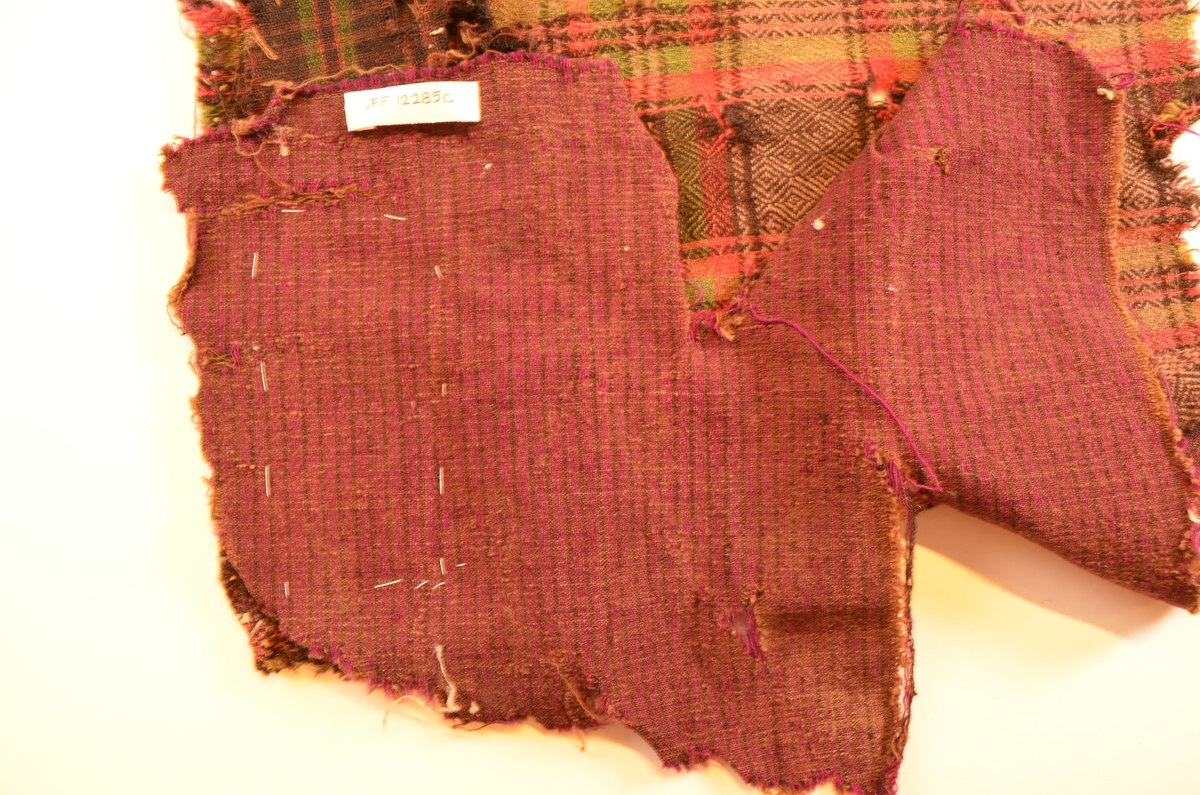 Stoffbitar, seks forskjellige bitar av ruta ulltøy. A, b,c,d,e,f.