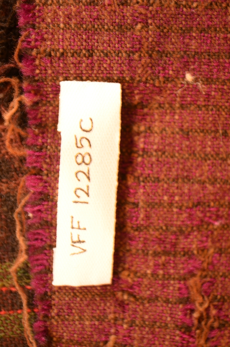 Stoffbitar, seks forskjellige bitar av ruta ulltøy. A, b,c,d,e,f.