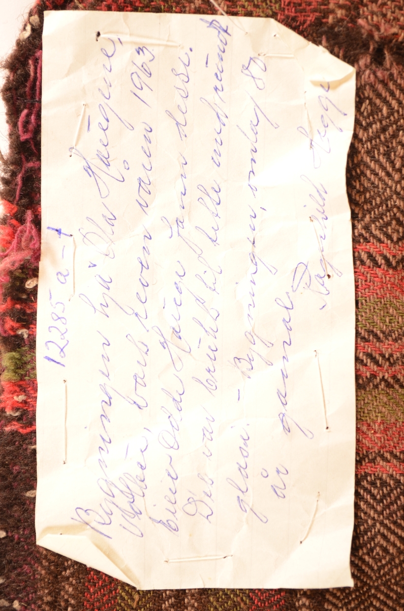 Stoffbitar, seks forskjellige bitar av ruta ulltøy. A, b,c,d,e,f.