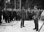 Lägerledaren kapten Olof Enwall och fänrik Sven Lidberg i Kronparken vid landstormens pansarsförstöringsdemonstration