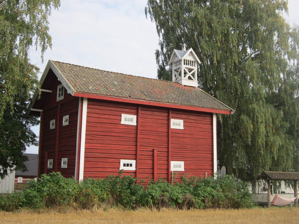 Klokketårnet på Fjæstad vestre har kryssformet saltak og er i sveitserstil. Tårnet står på stabburet, og er i middels stand. Værhanen har initialene «OHD» og årstallet 1910 påskrevet. Dagens klokketårn er bygget i 1996, som en replika av det opprinnelige tårnet.