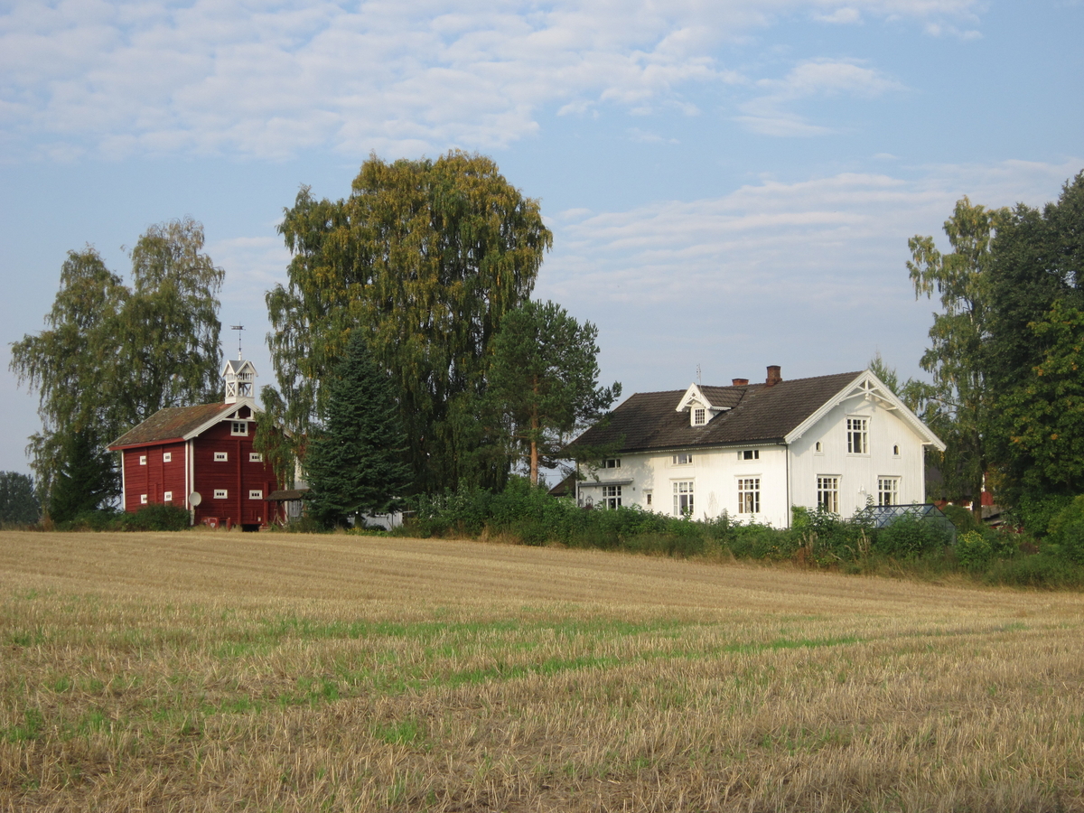 Klokketårnet på Fjæstad vestre har kryssformet saltak og er i sveitserstil. Tårnet står på stabburet, og er i middels stand. Værhanen har initialene «OHD» og årstallet 1910 påskrevet. Dagens klokketårn er bygget i 1996, som en replika av det opprinnelige tårnet.