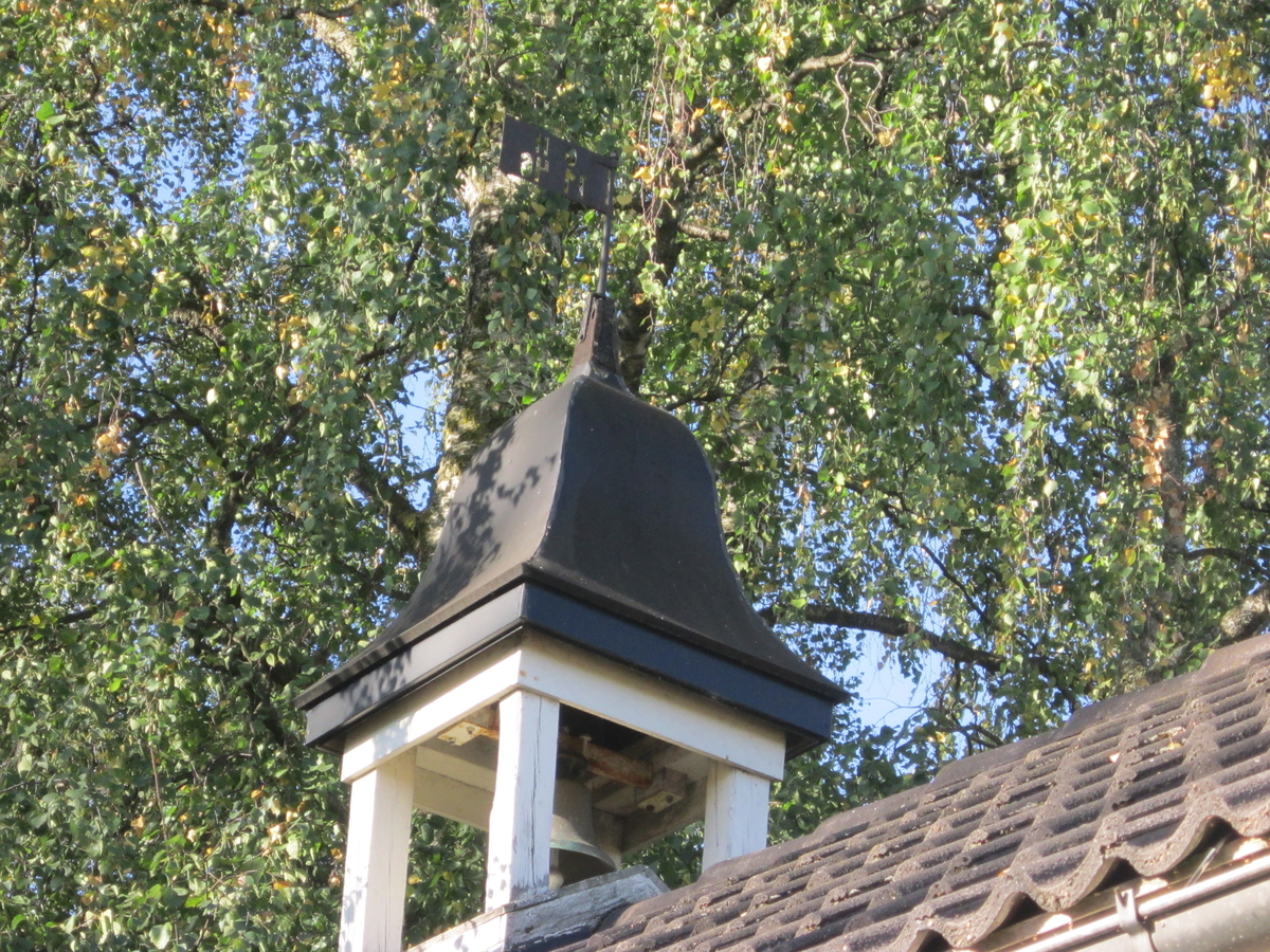 Klokketårnet på Hein har buet telttak og er i enkel stil. Tårnet står på stabburet, og er i middels til god stand. Stabburet er ifølge Norske gardsbruk: Hedmark fylke II (1969, s. 281) fra rundt 1700, og flyttet til gården fra Hørsand. Værhanen har påskriften «OH 1940».
