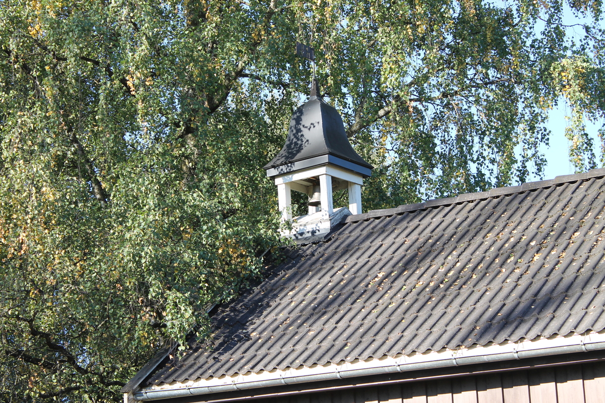 Klokketårnet på Hein har buet telttak og er i enkel stil. Tårnet står på stabburet, og er i middels til god stand. Stabburet er ifølge Norske gardsbruk: Hedmark fylke II (1969, s. 281) fra rundt 1700, og flyttet til gården fra Hørsand. Værhanen har påskriften «OH 1940».