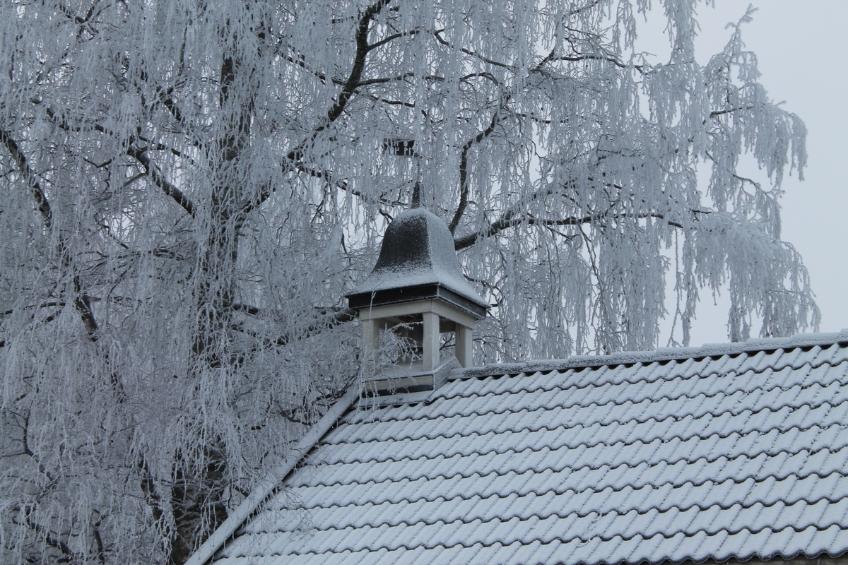 Klokketårnet på Hein har buet telttak og er i enkel stil. Tårnet står på stabburet, og er i middels til god stand. Stabburet er ifølge Norske gardsbruk: Hedmark fylke II (1969, s. 281) fra rundt 1700, og flyttet til gården fra Hørsand. Værhanen har påskriften «OH 1940».