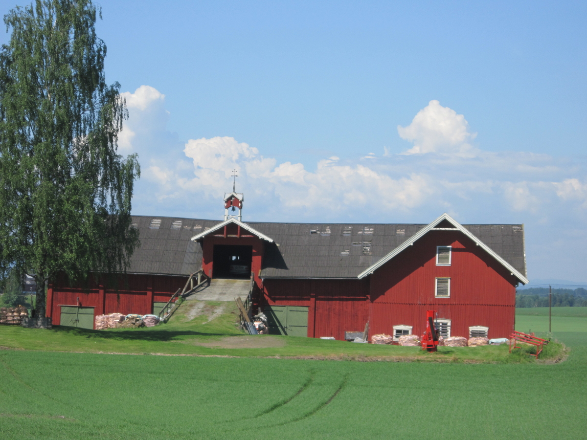 Klokketårnet på Huse gård har kryssformet saltak (lanterneform) og er i sveitserstil. Tårnet står på låven. Det er i dårlig stand. Klokketårnet har et spir med en værhane.