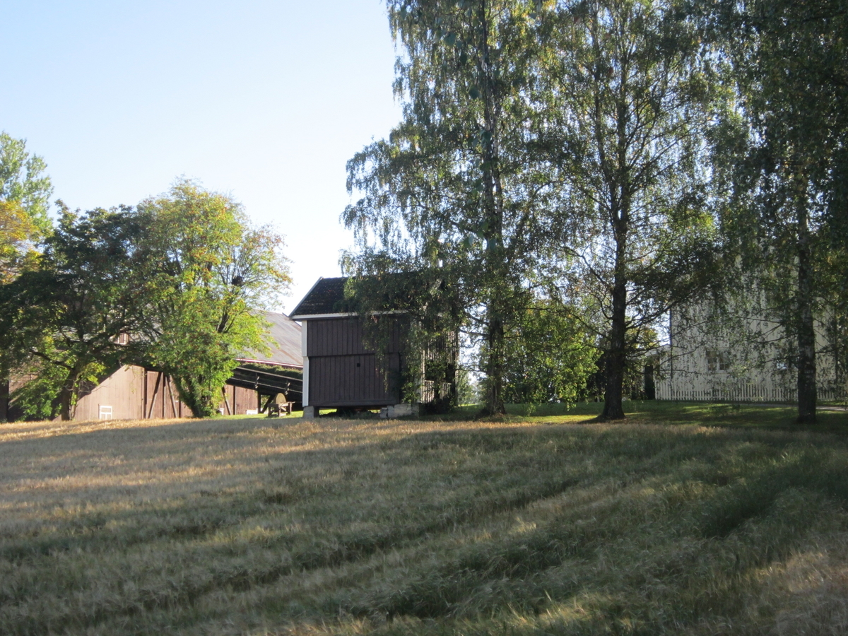Klokketårnet på Hein har buet telttak og er i enkel stil. Tårnet står på stabburet, og er i middels til god stand. Stabburet er ifølge Norske gardsbruk: Hedmark fylke II (1969, s. 281) fra rundt 1700, og flyttet til gården fra Hørsand. Værhanen har påskriften «OH 1940».